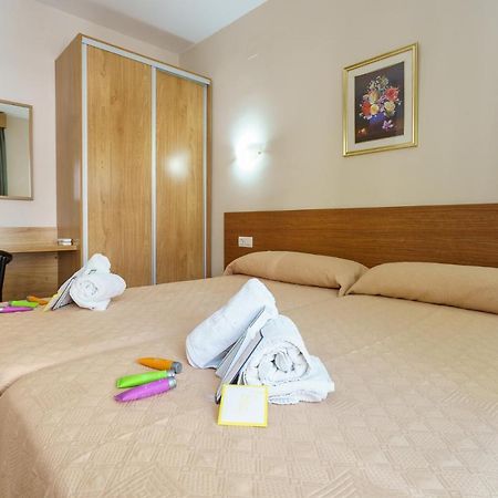 Hostal Costabella Powered By Faro Homes Fuengirola Esterno foto