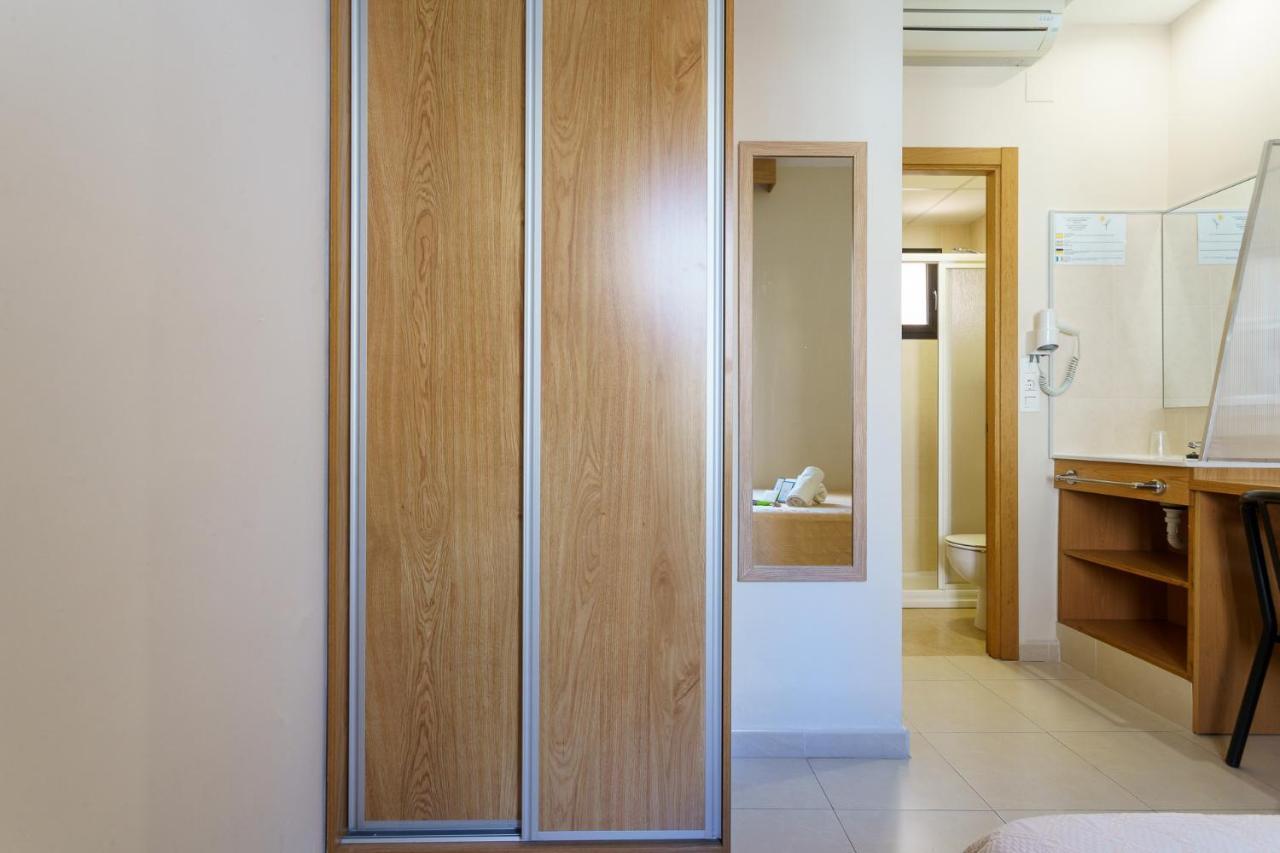 Hostal Costabella Powered By Faro Homes Fuengirola Esterno foto