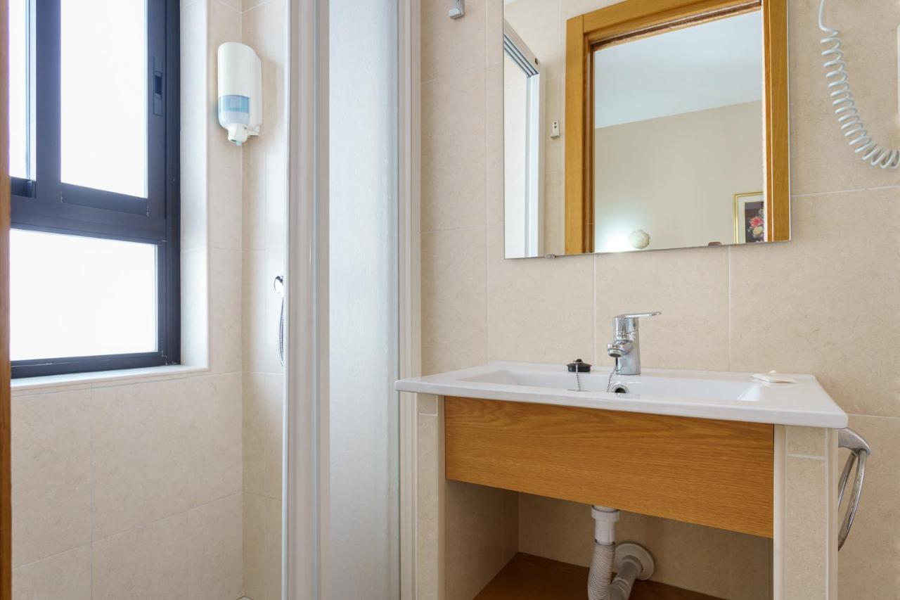 Hostal Costabella Powered By Faro Homes Fuengirola Esterno foto