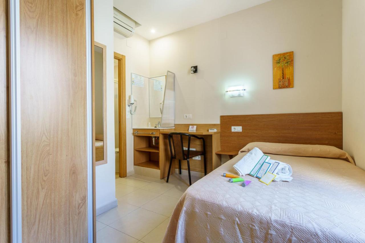 Hostal Costabella Powered By Faro Homes Fuengirola Esterno foto