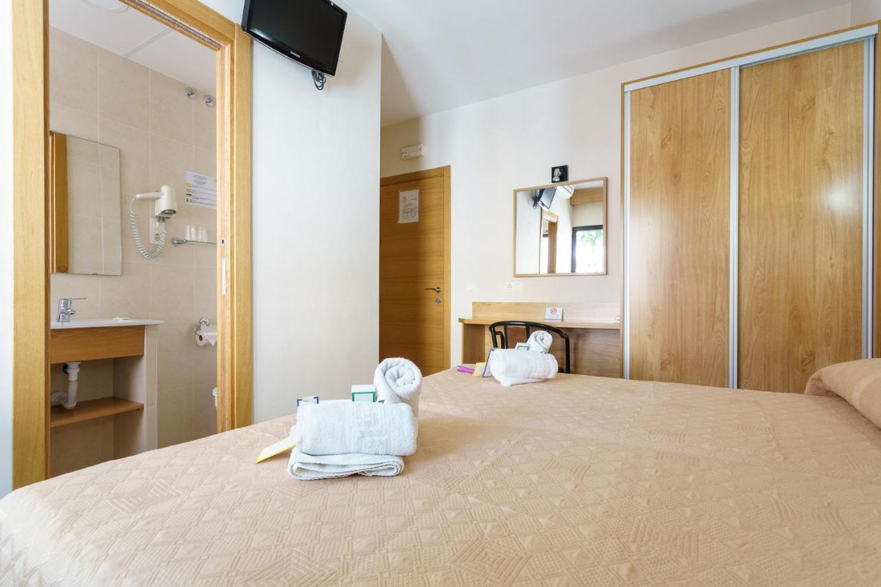 Hostal Costabella Powered By Faro Homes Fuengirola Esterno foto